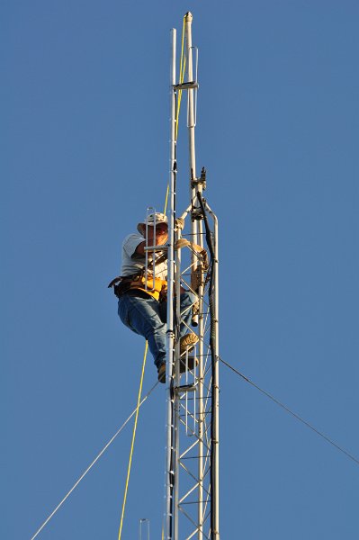 Bob-K4NBC Raising New Antenna 07.jpg